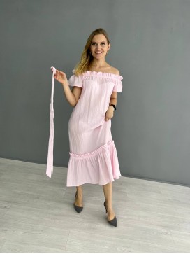 Летнее розовое платье миди с воланом