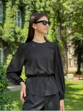 Блузка с баской черная