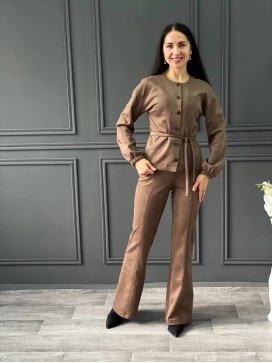 Костюм из замши с брюками капучино