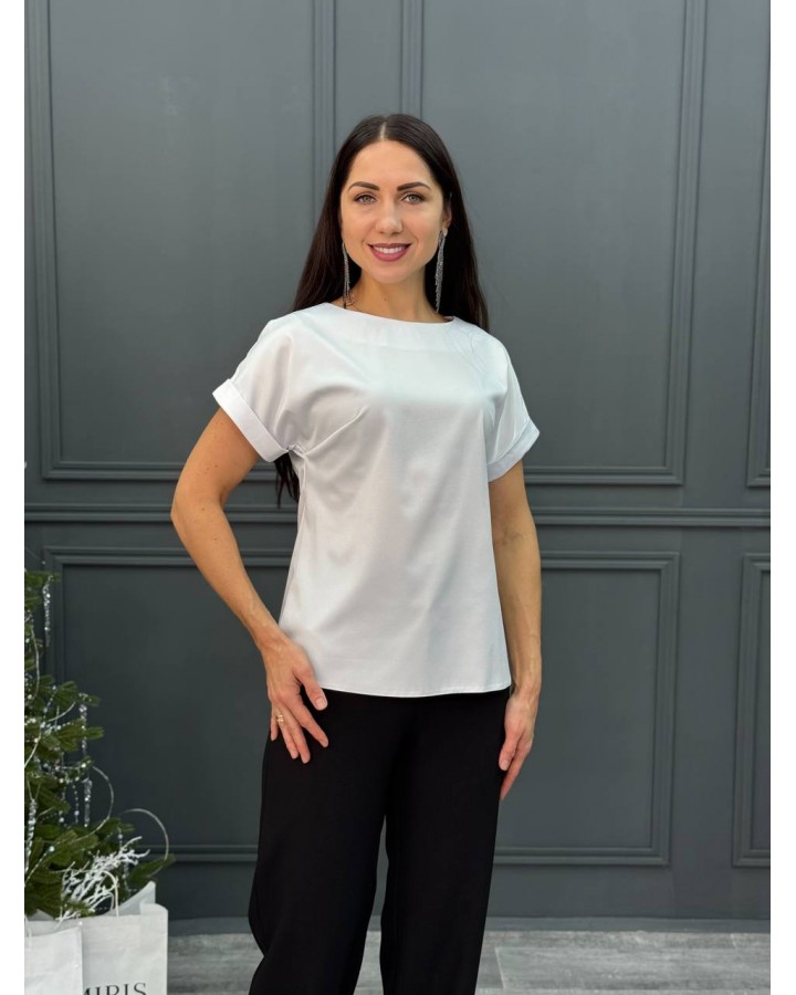 Блузка со спущенным плечом белая