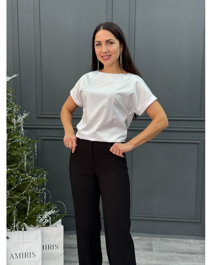 Блузка со спущенным плечом белая