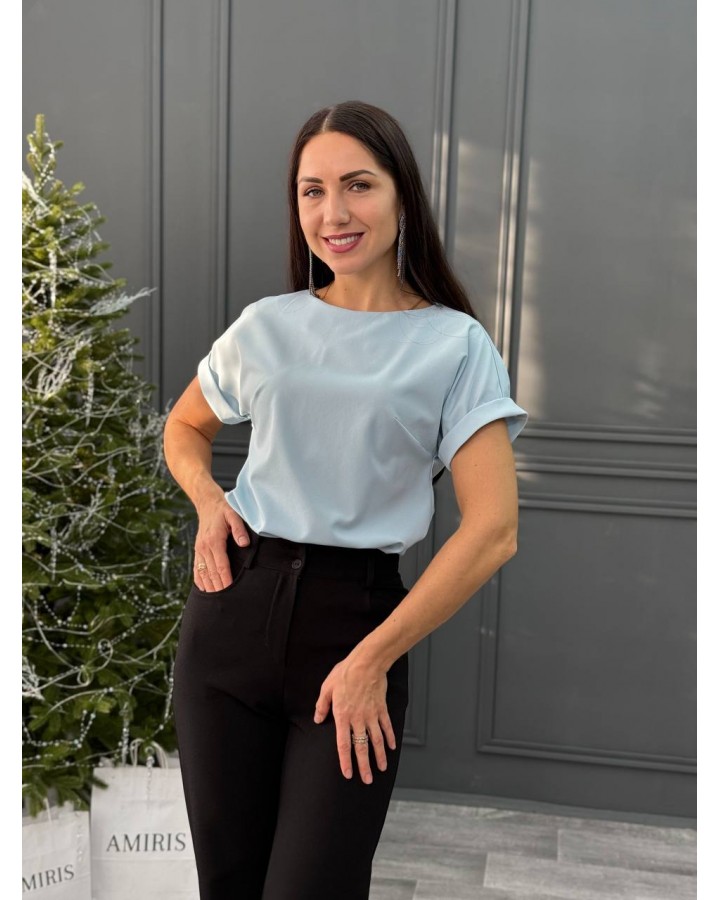 Блузка со спущенным плечом голубая