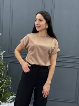 Блузка со спущенным плечом карамель