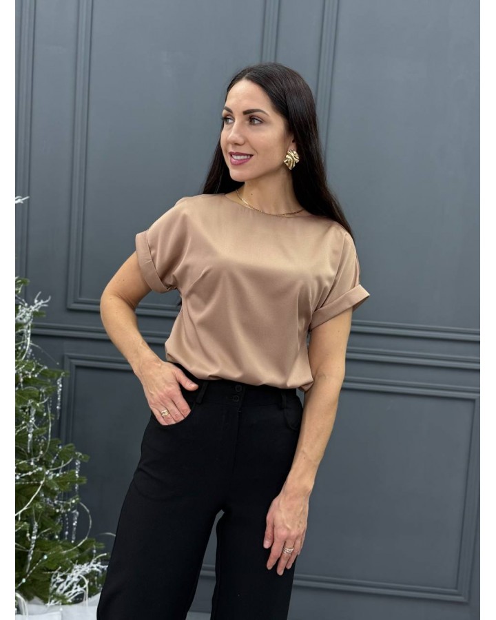 Блузка со спущенным плечом карамель