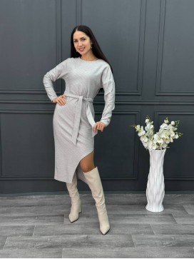 Платье с разрезом серое