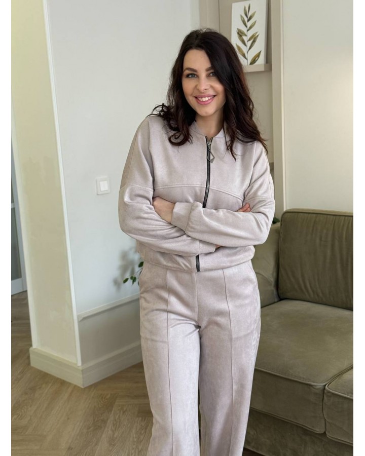 Костюм из замши пудра