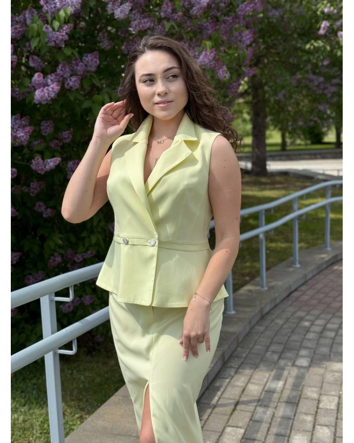 Костюм с юбкой желтый